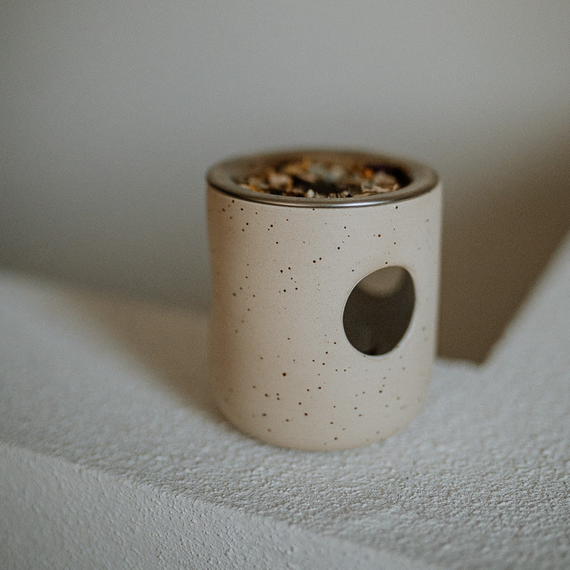 Stövchen steht auf der Mauer zu Hause